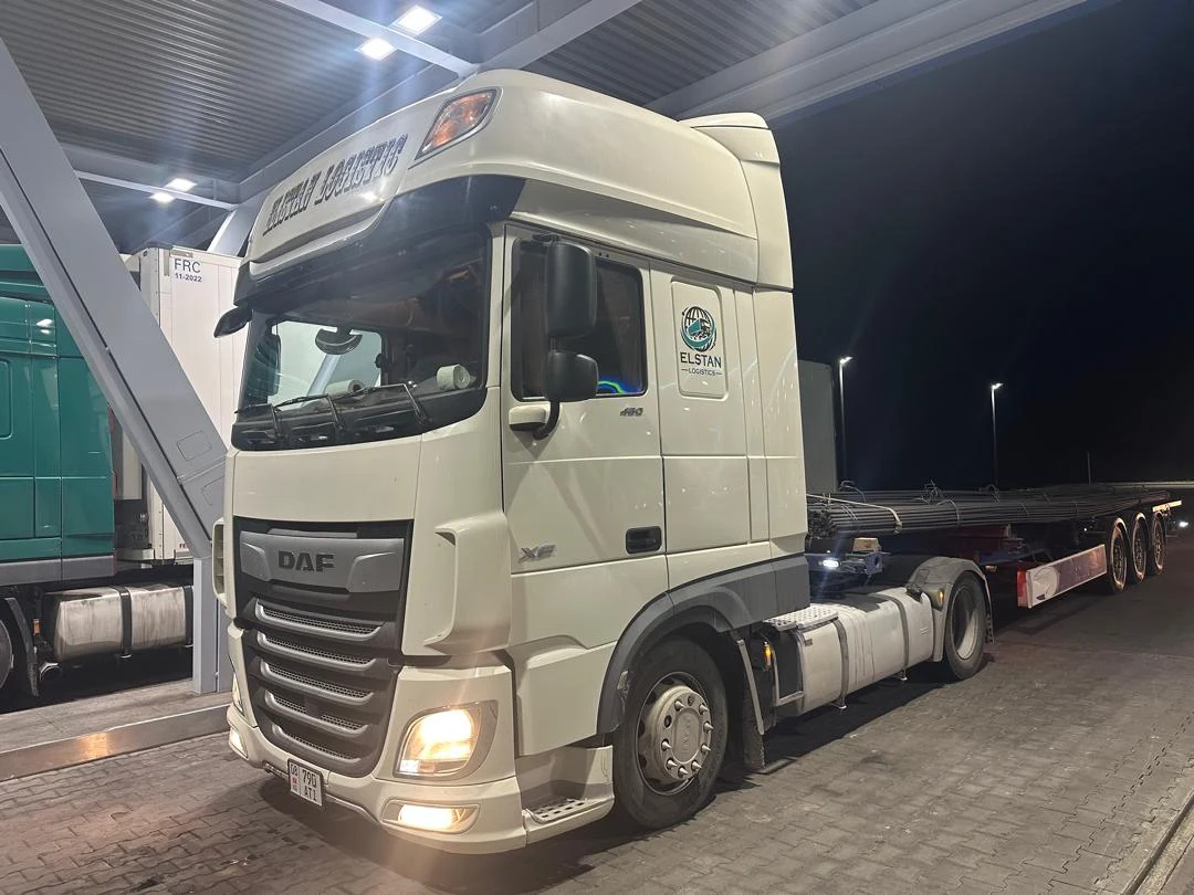 Брендированный тягач DAF компании ночью